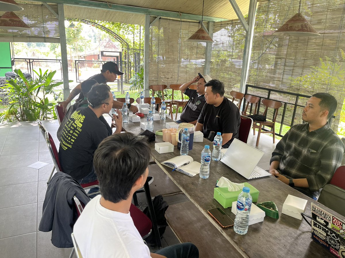 alifmadani_'s tweet photo. Bahkan untuk mengolah data wawancara dan FGD pun kami bagi tugas kepada mas Aulia Majid, kolektor jersey cum pandemen PSS yang juga berprofesi sebagai dosen.
Oiya, setiap pertemuan dari awal sampai hari-H, dicatat lengkap oleh mba Devira sebagai sekretaris tim museum. #Arsip https://t.co/28ruV38KVV