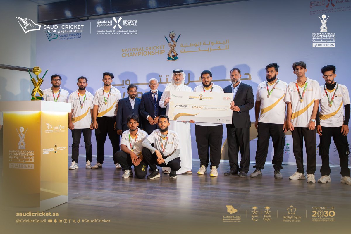 cricketsaudi's tweet photo. توّج الرئيس التنفيذي للاتحاد الأستاذ طارق بن زياد سقّا، أبطال تصفيات البطولة الوطنية للكريكت، احتفاءً بالفرق الفائزة من روابط المدينة المنورة، وينبع الصناعية، والمنطقة الغربية 🏆🏏

#SACF | #SaudiCricket | #SFA | #NCC https://t.co/TxuR4eivWa