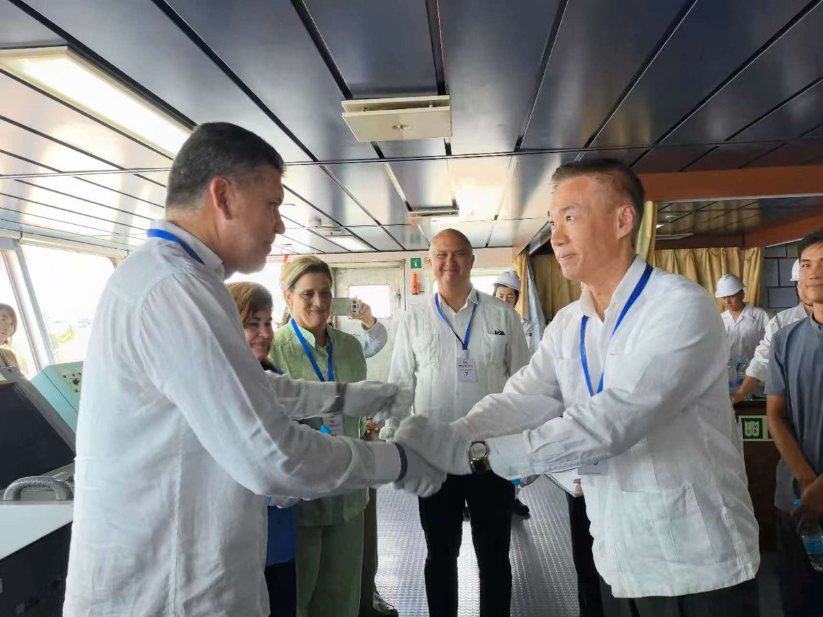 EmbChinaCuba's tweet photo. El 23 de mayo, @EmbHuaXin asistió al Acto de Entrega del primer lote del proyecto donativo de 60 mil toneladas de ayuda de emergencia a Cuba, junto con el Viceprimer Ministro @polivaoscar, @BetsyDazVelzqu2, @Deb_invexCuba y @cmphcuba. https://t.co/FloVrrHTdo