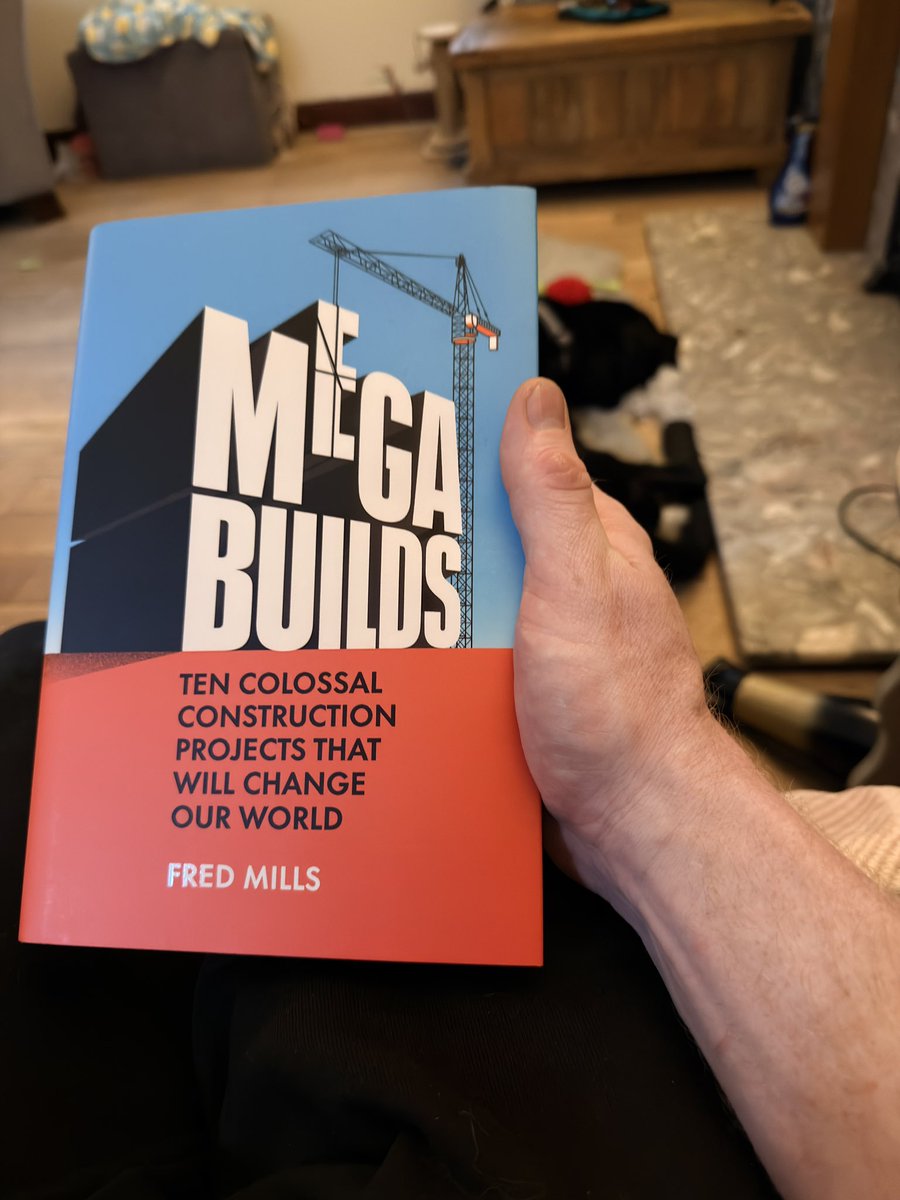 JRSTech22's tweet photo. @TheB1M got my copy in thank you can’t wait to ready it @Fred_Mills. #Megabuilds https://t.co/2DE4y3xr3D
