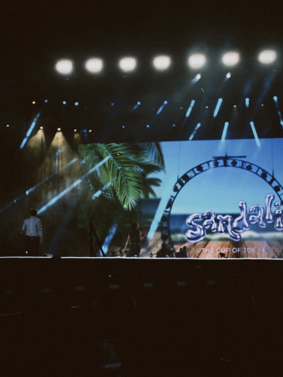 giansversion's tweet photo. what a huge feat for coj!! the best part of their concerts for me are the storylines that make you feel that you're also part of their story. it always feels so personal 🥹 

you deserve all the success, @cupofjoemusic. congratulations!!! ang layo n'yo na!!!

#SandaliTheCOJFest https://t.co/LH1I9HVSHS