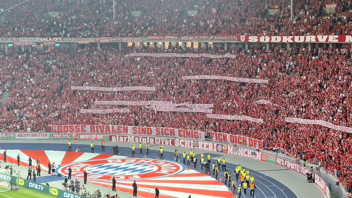 ransport's tweet photo. Beide Fankurven üben zu Beginn der zweiten Halbzeit lautstarke Kritik am DFB: https://t.co/FTIlYPajHV