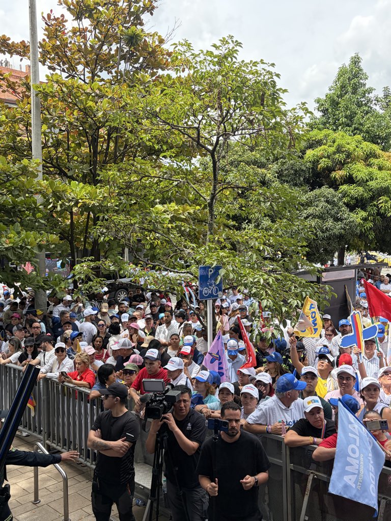 Álvaro Uribe Vélez tweet media
