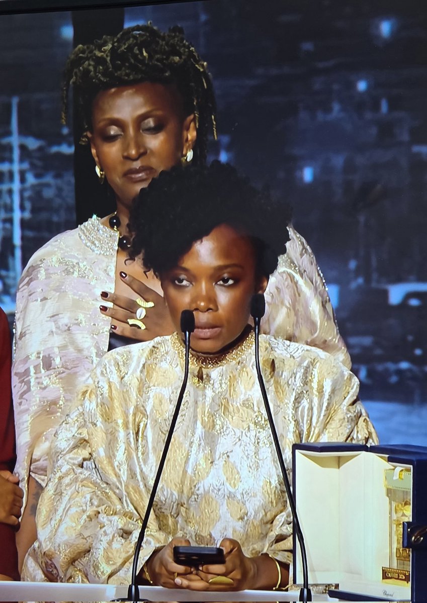 RichardGisagara's tweet photo. @dusabejambo, réalisatrice rwandaise🇷🇼 de Ben'Imana remporte le prestigieux Prix de la Caméra d'Or du @Festival_Cannes!
🏅🏆Bravo👏🏼👏🏼👏🏼
#ProudlyRwandan https://t.co/1tr4H3ZYsd
