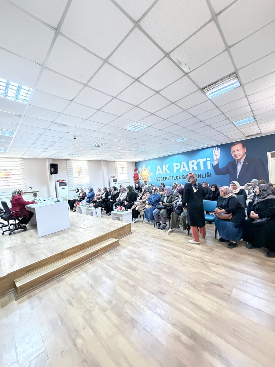 edrmtakkadinlar's tweet photo. İlçe Kadın Kolları Başkanı @KaracanYuksel risayetinde yönetim kurulu üyeleri ve mahalle başkanları ile birlikte istişare ve değerlendirme toplantısını gerçekleştirdik.
@AKKADINGM @akkadinvann @ArvasAbdulahat @zerrin_alpaslan @OndilKenan @saitaytulunn https://t.co/NPCYQQZnXx