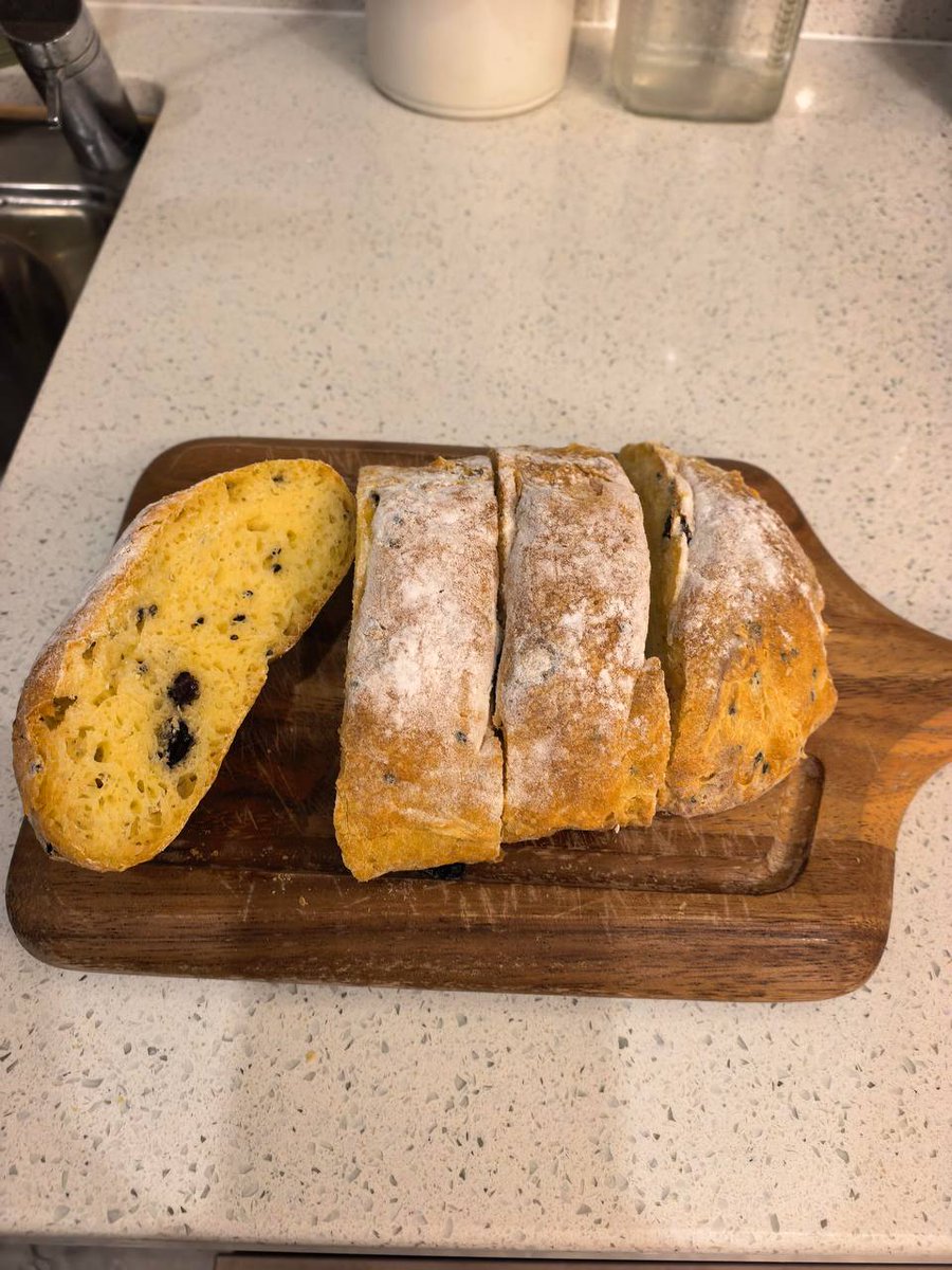 Julia7tsh's tweet photo. How does the bread I baked at home this weekend look? 🍞 https://t.co/tWNo1Enegs