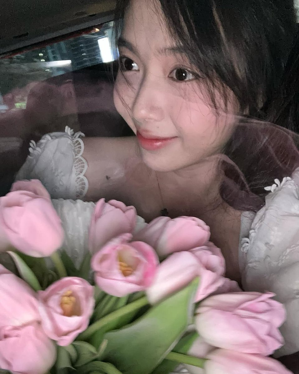 friebndly's tweet photo. ㅤ
Who’s the prettier one, the flowers or me?
ㅤ https://t.co/kiQLltMKy2