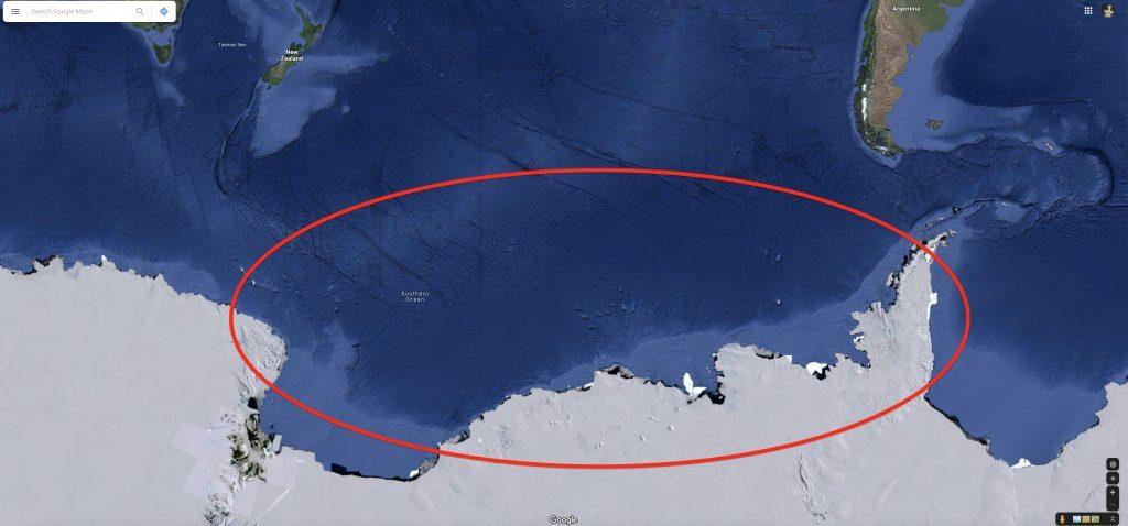 _3emeOeil's tweet photo. 🌊 En 1997, des scientifiques ont détecté dans le Pacifique un son sous-marin si puissant… qu’ils ont envisagé l’existence d’une créature gigantesque inconnue 😳

Le son, surnommé “The Bloop”, est capté par des hydrophones de la National Oceanic and Atmospheric Administration dans le sud de l’océan Pacifique.

Le bruit est extrêmement grave, immense et suffisamment puissant pour être entendu à plus de 5 000 kilomètres de distance sous l’eau. Très vite, certains chercheurs remarquent que le signal ressemble davantage à un son biologique qu’à un phénomène volcanique ou mécanique classique.

Des théories complètement folles apparaissent autour de monstres marins géants, de créatures préhistoriques ou même de créatures dignes de Lovecraft cachées dans les profondeurs du Pacifique. 

Des années plus tard, une partie des scientifiques pencheront finalement vers une origine beaucoup plus rationnelle liée à des mouvements massifs de glace et d’icebergs sous-marins.

Mais malgré cela, “The Bloop” reste encore aujourd’hui l’un des sons océaniques les plus célèbres et inquiétants jamais enregistrés 🤯