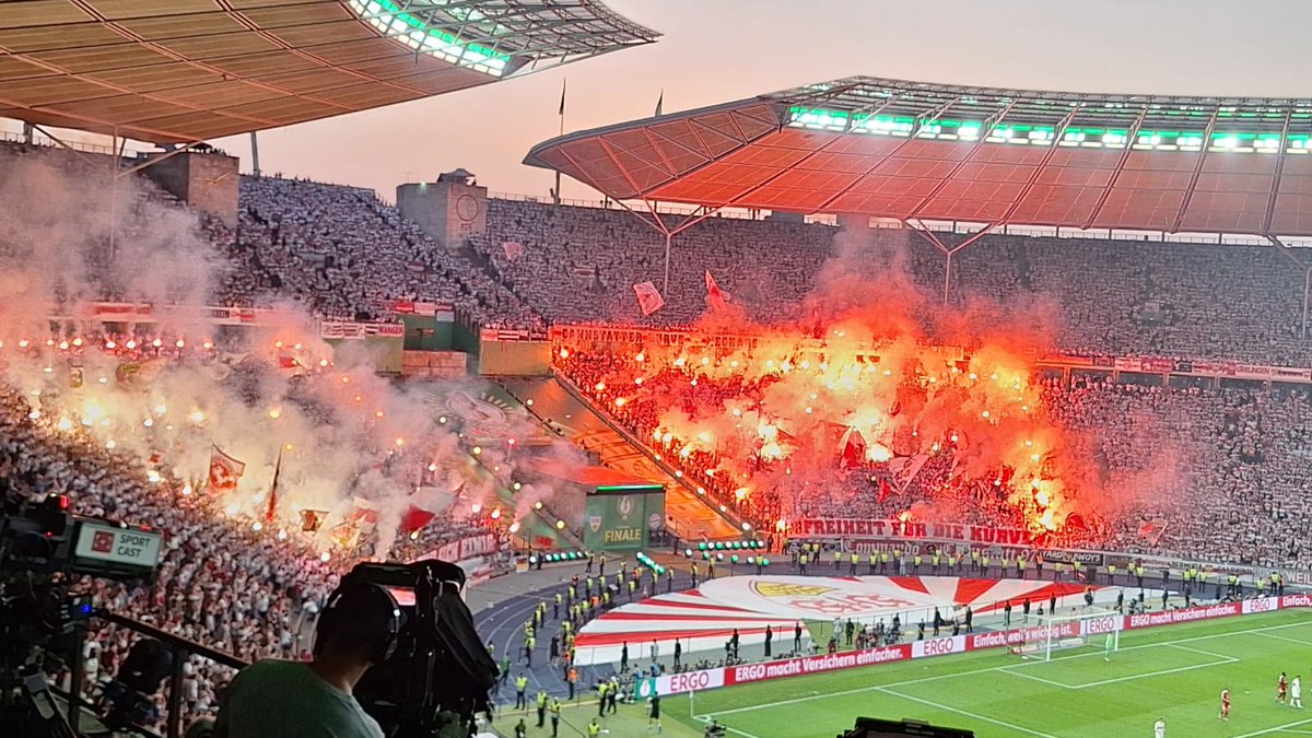 ransport's tweet photo. Gemeinsame Pyro-Choreo der Bayern- und VfB-Fans! https://t.co/JjRvaXCOkz
