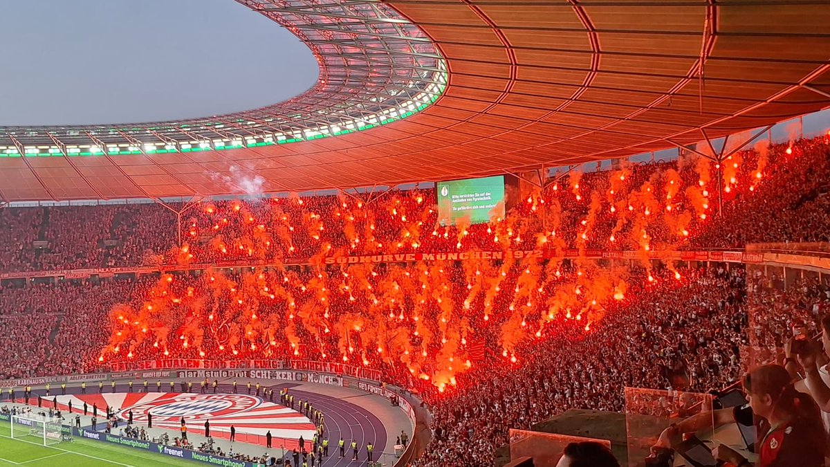 ransport's tweet photo. Gemeinsame Pyro-Choreo der Bayern- und VfB-Fans! https://t.co/JjRvaXCOkz