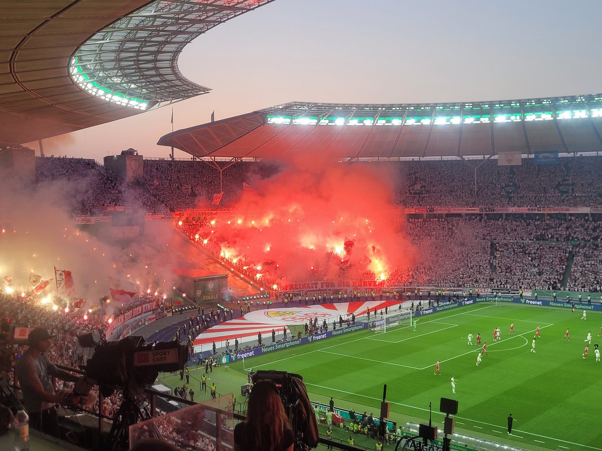 AZ_Strasser's tweet photo. Auf den Rängen bisher mehr los. https://t.co/OS8RCE50Q0