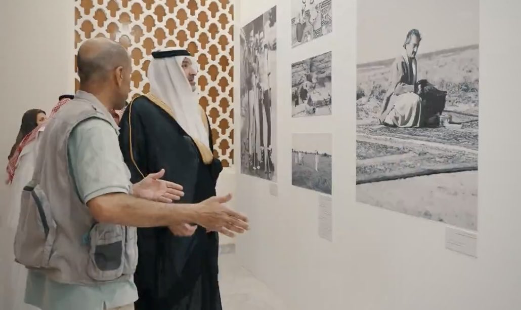 AlkamaanKamaan's tweet photo. أعتز وأفتخر بالمشاركة بأعمالي المصورة في إعداد وإصدار الكتاب والمعرض الذي يوثّق سيرة سيدي الوالد الأمير سعود الفيصل رحمه الله أثناء مرافقتي لسموه بصحارى ومحميات المملكة. 

لم يكن العمل مجرّد توثيق، بل وفاءً لسيرة غنية، وصياغتها في قصة تُروى، وصورة تُرى، وأثر يبقى. https://t.co/gAaBcKo2nb