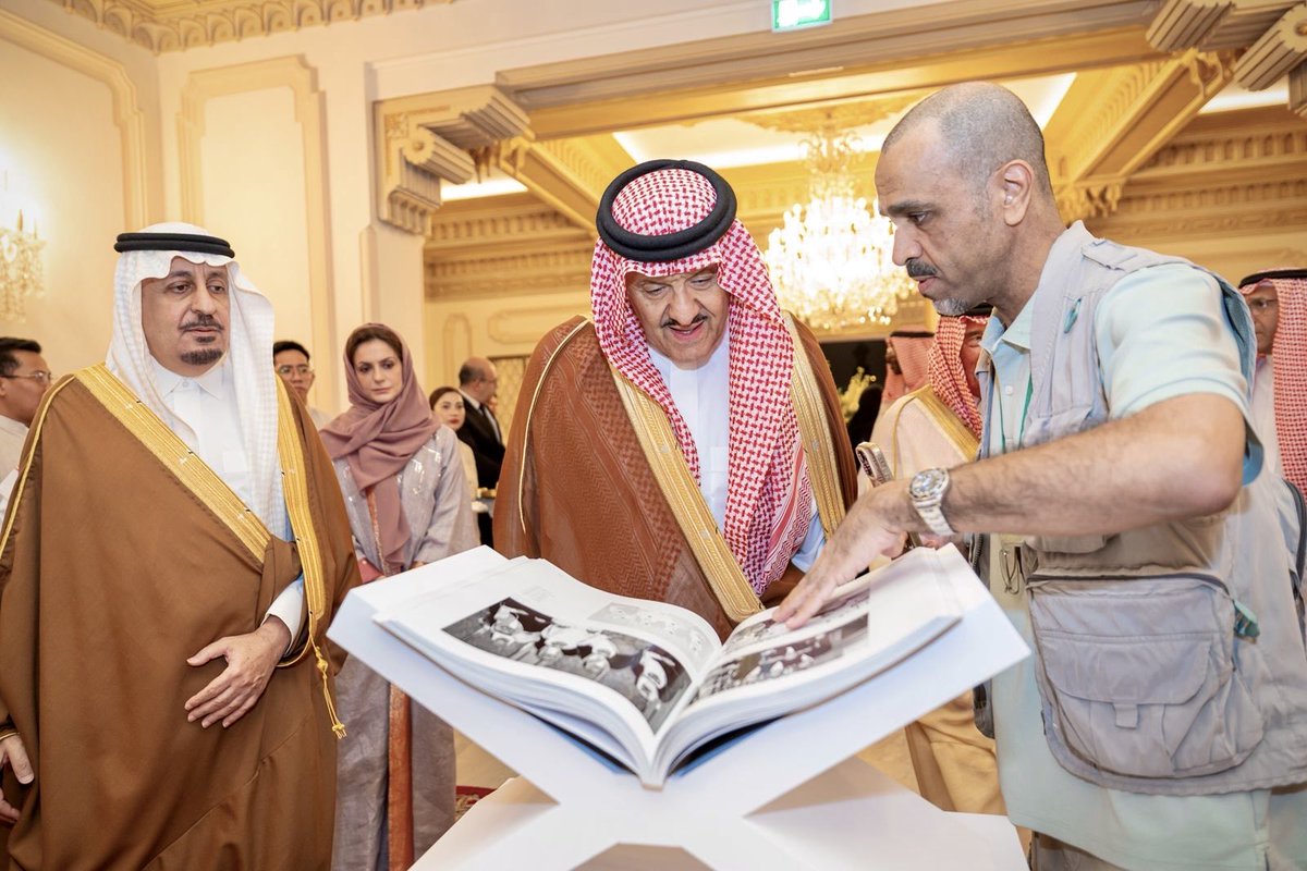 AlkamaanKamaan's tweet photo. أعتز وأفتخر بالمشاركة بأعمالي المصورة في إعداد وإصدار الكتاب والمعرض الذي يوثّق سيرة سيدي الوالد الأمير سعود الفيصل رحمه الله أثناء مرافقتي لسموه بصحارى ومحميات المملكة. 

لم يكن العمل مجرّد توثيق، بل وفاءً لسيرة غنية، وصياغتها في قصة تُروى، وصورة تُرى، وأثر يبقى. https://t.co/gAaBcKo2nb