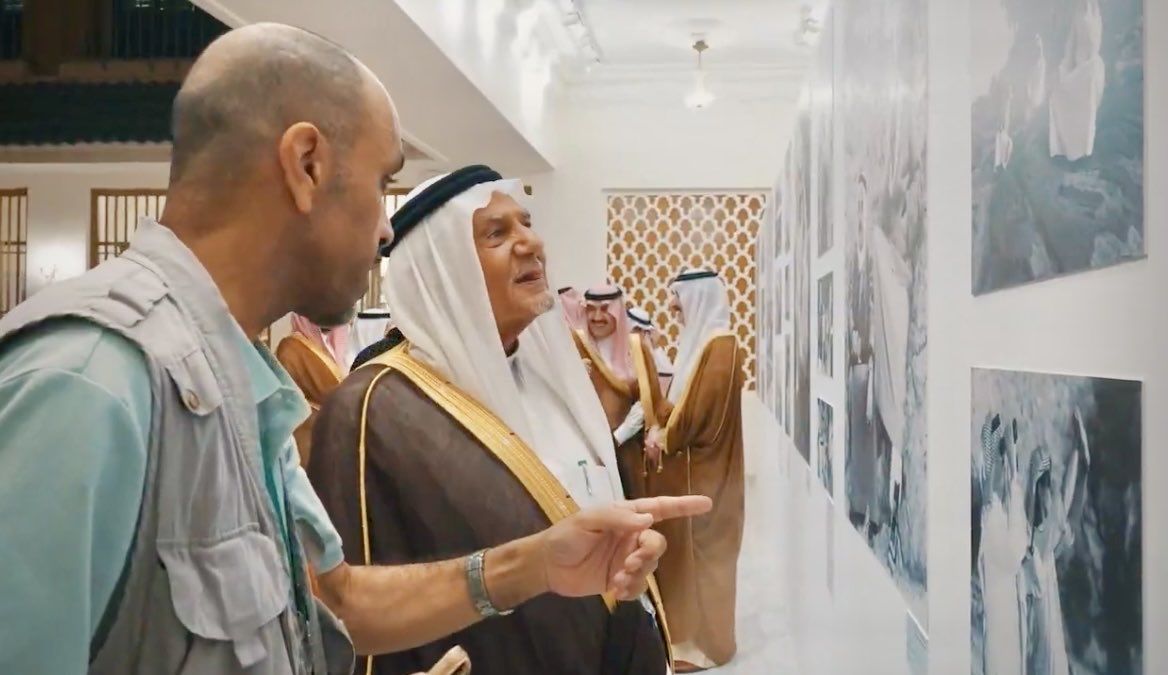 AlkamaanKamaan's tweet photo. أعتز وأفتخر بالمشاركة بأعمالي المصورة في إعداد وإصدار الكتاب والمعرض الذي يوثّق سيرة سيدي الوالد الأمير سعود الفيصل رحمه الله أثناء مرافقتي لسموه بصحارى ومحميات المملكة. 

لم يكن العمل مجرّد توثيق، بل وفاءً لسيرة غنية، وصياغتها في قصة تُروى، وصورة تُرى، وأثر يبقى. https://t.co/gAaBcKo2nb