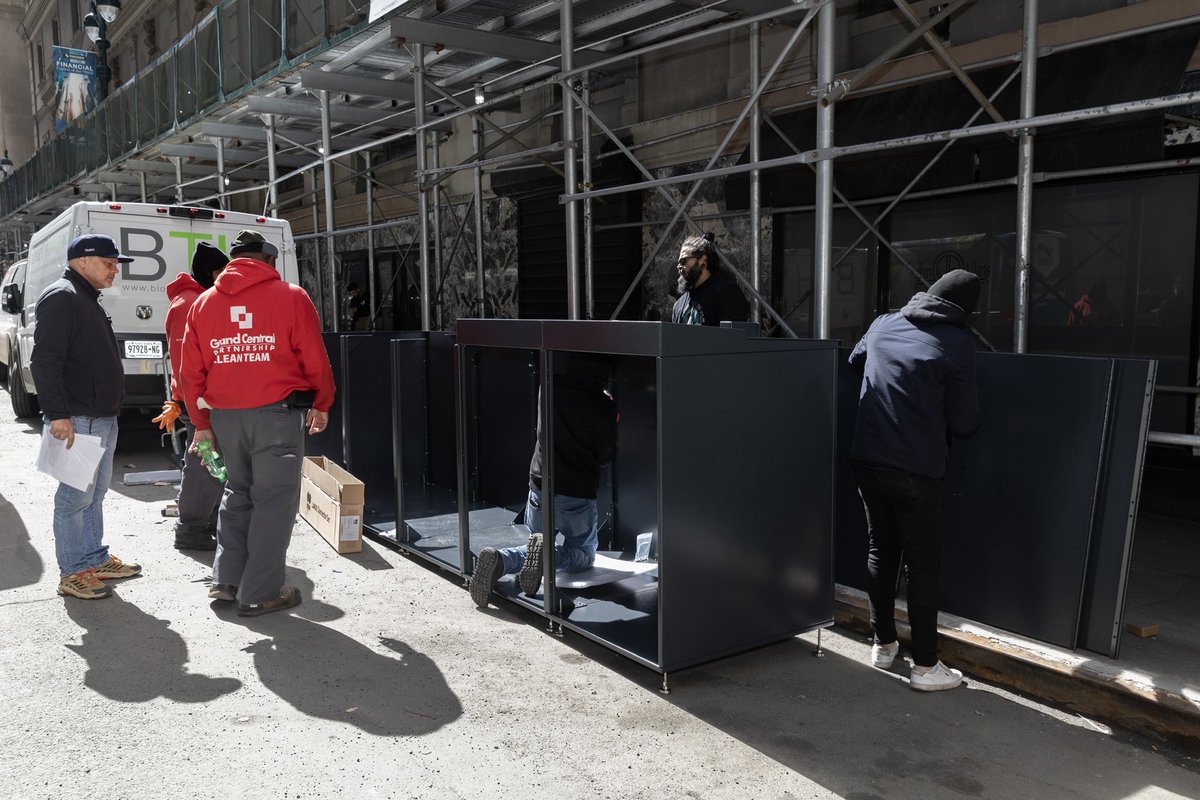 GCPBID's tweet photo. Midtown East is cleaner than ever 🗑️✨

Grand Central Partnership partnered with @NYCSanitation to install eight new trash containers across the district, helping move garbage bags off sidewalks and create cleaner, more welcoming streets throughout Midtown East. https://t.co/jUnr3EllF2