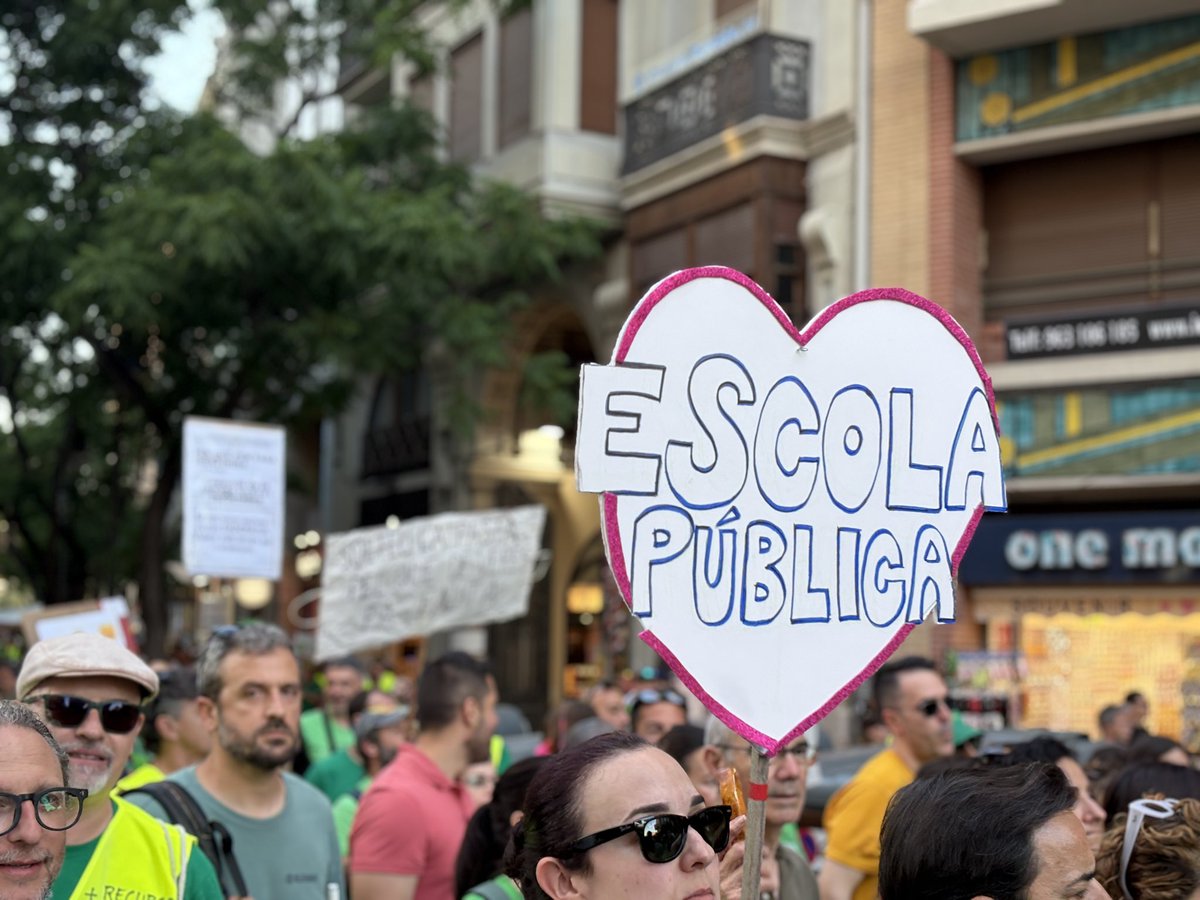 serchicor's tweet photo. 💚 La comunitat educativa sou el referent de dignitat que ara mateixa necessita la joventut. No defalliu #VagaEducació https://t.co/tjadm7IRIc