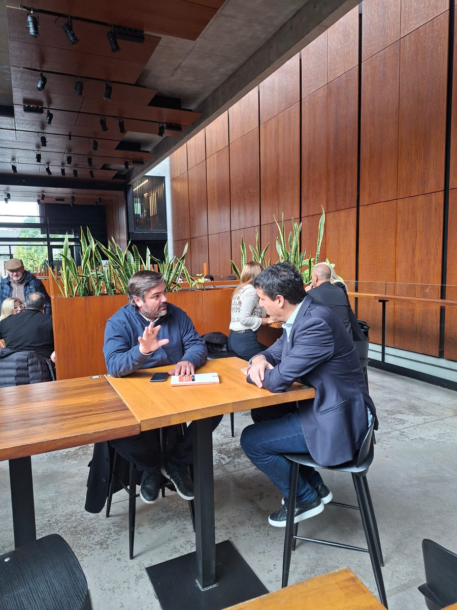EmiBalbin's tweet photo. Acompañé a @MaxiAbad en la presentación de su libro “La cuestión bonaerense” en Mar del Plata.

Un aporte importante para debatir el presente y el futuro de la PBA, con una mirada puesta en el interior, el desarrollo y la construcción de una provincia más integrada. https://t.co/2jMdop8CcA