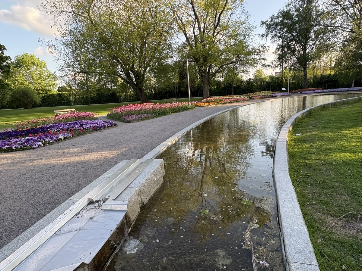 BcPoudel's tweet photo. Landscaping plays a vital role in transforming even the smallest spaces into beautiful, pleasant, and welcoming environments. These pictures show a compact park thoughtfully and smartly designed for city goers. https://t.co/scDeT6cumW