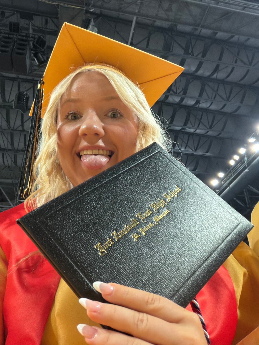 MWFutures18's tweet photo. Congratulations to our girl Emma Hagan! This morning she walked the stage and now she is suited up and ready to play. Her commitment to her team is unwavering. Can’t wait to see what you do in your next chapter https://t.co/mT30gmnkdz