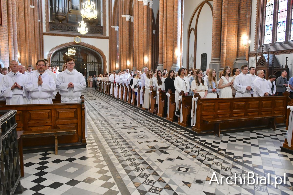 BialArchi's tweet photo. Abp Józef Guzdek udzielił w archikatedrze białostockiej błogosławieństwa nowym 91. lektorom i 43. ceremoniarzom do pełnienia posług w parafiach archidiecezji.  https://t.co/kTG4Q8xmey https://t.co/WBG3lmhvKu