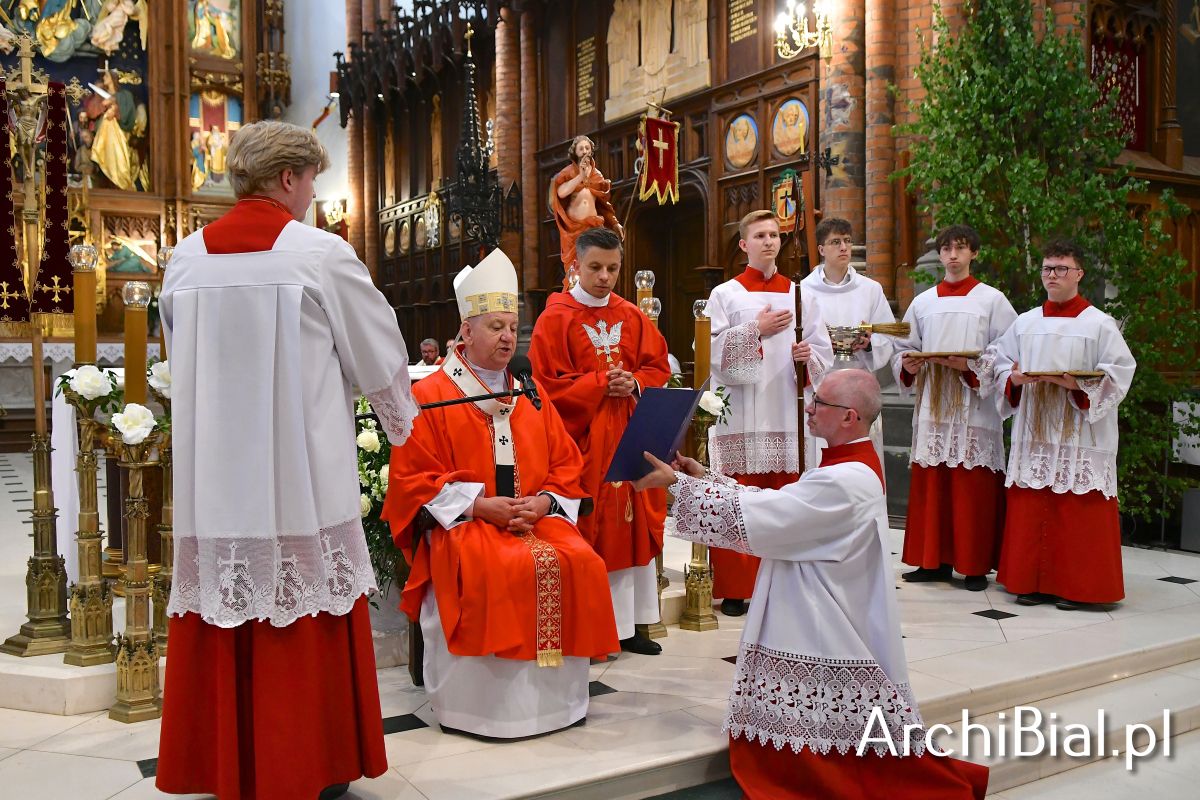 BialArchi's tweet photo. Abp Józef Guzdek udzielił w archikatedrze białostockiej błogosławieństwa nowym 91. lektorom i 43. ceremoniarzom do pełnienia posług w parafiach archidiecezji.  https://t.co/kTG4Q8xmey https://t.co/WBG3lmhvKu