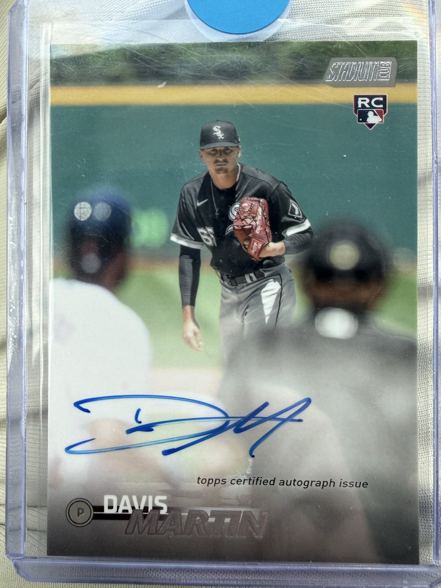 HTV98_Cards's tweet photo. Much respect to the vendor who saw what I was buying from his $3 box for simply shaking my hand and saying “Shit! Great find!”

He understands this is why we play the value box game🙂 https://t.co/41RBjdHSWv