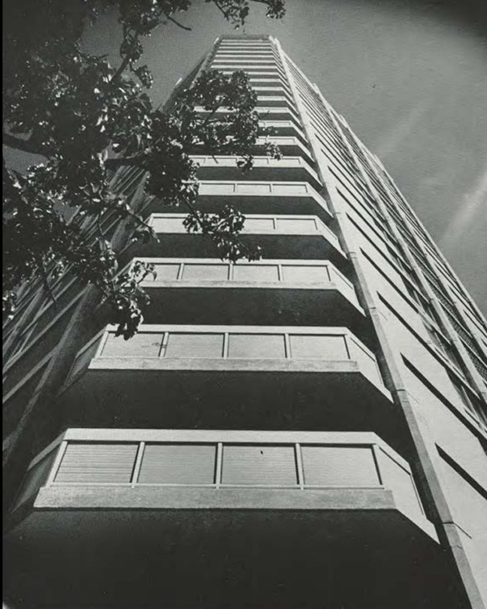 ArquitecturaVzl's tweet photo. En 1970 se concluye la construcción del edificio Don Manuel, ubicado en la ciudad de Caracas.
El proyecto fue elaborado en el año 1966 por los arquitectos Luis Trompiz y Fernando Arriaga, siendo su construcción desarrollada por la empresa Marbal C.A https://t.co/CSs5AETr2W