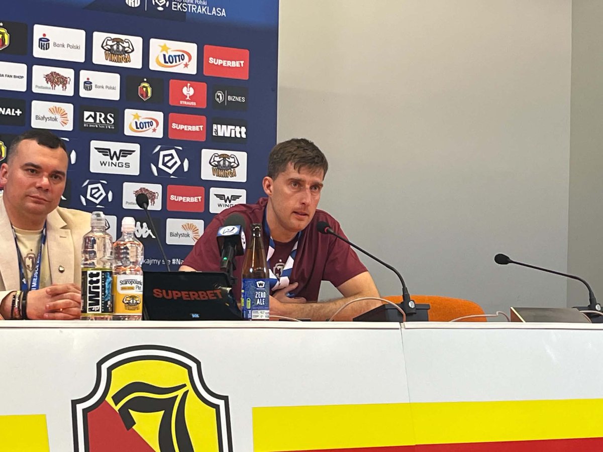 KubaSeweryn's tweet photo. #JAGZAG T. Romanczuk (@Jagiellonia1920): Chcieliśmy zająć drugie miejsce. Walczyliśmy, wiedząc, jak to jest ważny mecz. Decydował o wszystkim, chcieliśmy być na podium, byliśmy tam przez cały sezon. Nie mogliśmy sobie pozwolić, by wypaść z tej trójki. Udało się, gratulacje dla całego zespołu, sztabu i naszych kibiców, bo była dziś wspaniała atmosfera. Kibice wspierali nas także w trudnych momentach po porażkach u siebie, wierzyli w nas do samego końca i nas podnieśli, by walczyć do końca. 

- Chwała dla sztabu, fizjo i trenerów przygotowania fizycznego, więcej pracowaliśmy, by zapobiegać kontuzjom. One się pojawiały, ale w ostatnich meczach graliśmy w bardzo mocnym składzie. Mecze u siebie z Piastem, Wisłą czy nawet z Górnikiem, bo ten punkt później zadecydował. To na pewno boli, ale to też historia, której nie zmienimy, cieszymy się z trzeciego miejsca i kolejnego medalu. Piękna historia trwa, cieszmy się chwilą, bo zrobiliśmy wszyscy razem kawał dobrej roboty. 
_____________________________
Doceniasz i chcesz wesprzeć moją działalność? Kliknij tutaj: https://t.co/wVIiQvzGKy
