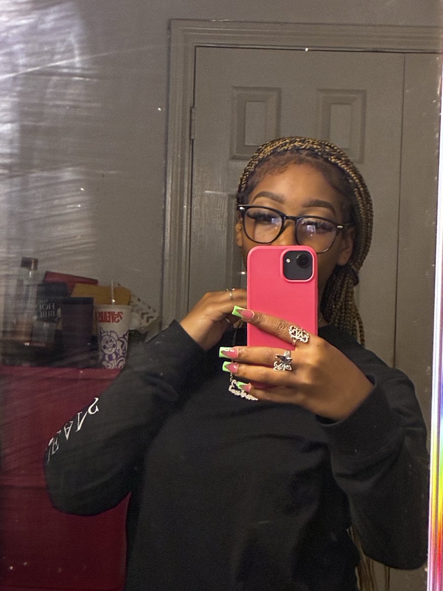 VIXENFRMHTX's tweet photo. What yall think ? 🤭#pretty #knotlessbraids #htx #makemefamous #chillin https://t.co/pgH0s3BJmi