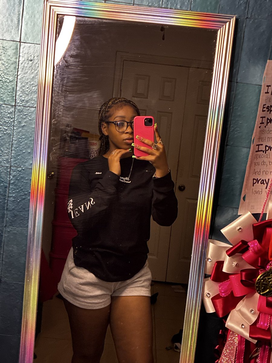 VIXENFRMHTX's tweet photo. What yall think ? 🤭#pretty #knotlessbraids #htx #makemefamous #chillin https://t.co/pgH0s3BJmi