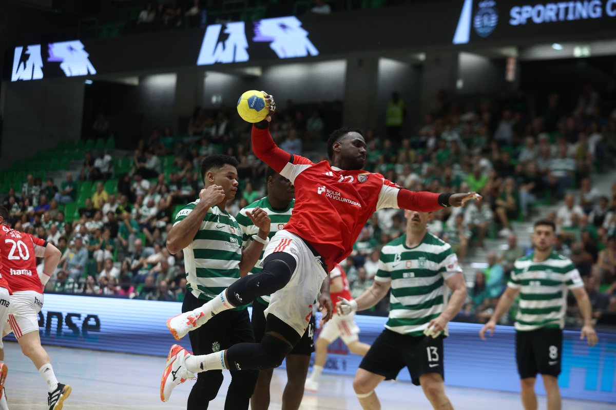 AndebolPortugal's tweet photo. Tarde de dérbi 🔥 Foi o 𝗖𝗮𝗺𝗽𝗲𝗼𝗻𝗮𝘁𝗼 𝗣𝗹𝗮𝗰𝗮𝗿𝗱 𝗔𝗻𝗱𝗲𝗯𝗼𝗹 𝟭versão 2025/2026 📸

#andebolportugal #placard #PlacardAndebol1 https://t.co/6EEDZovYeQ