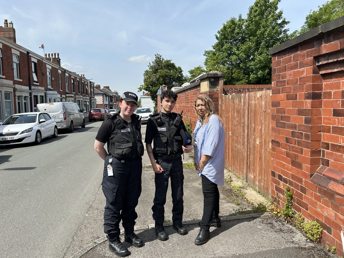 ZafarC's tweet photo. Out in the ward doing walk around  with the police addressing residents concerns HMO, Parking, Drugs. Fly tipping in the Ally Gates. Held meeting in chali stop with residents.                   #Preston Labour at its best. 🌺 https://t.co/YsSVxTZyyA