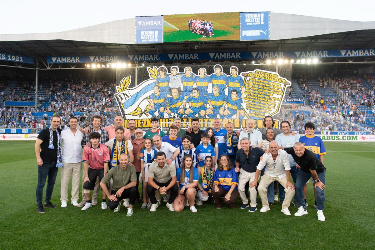 Alaves's tweet photo. Historia albiazul en estado puro…

Homenaje a nuestra plantilla de Dortmund 🟡🔵 https://t.co/zmJ36CHUA0