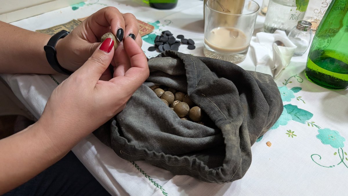 skatrons's tweet photo. Hoy hemos estado jugando un bingo que tiene al menos 80 años, según me comentan, en la sobremesa con la familia. Está bien jugar estás cosillas de vez en cuando y no solo juegos modernos :) ¡Ahora a hacer un inserto nuevo con la impresora 3D! #juegosdemesa #boardgames #bingo https://t.co/GJstPTK4lP