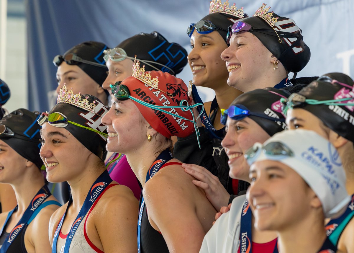 AndyKSHSAA's tweet photo. Lansing won its second relay of the day as the Lion team of Avila Verzola, Katelyn Johannes, Mary Archambault and Makaila Hayes took the 200 free title in 1:41.51. 

#KSHSAACovered x @CapFed https://t.co/zhDUX6Brra