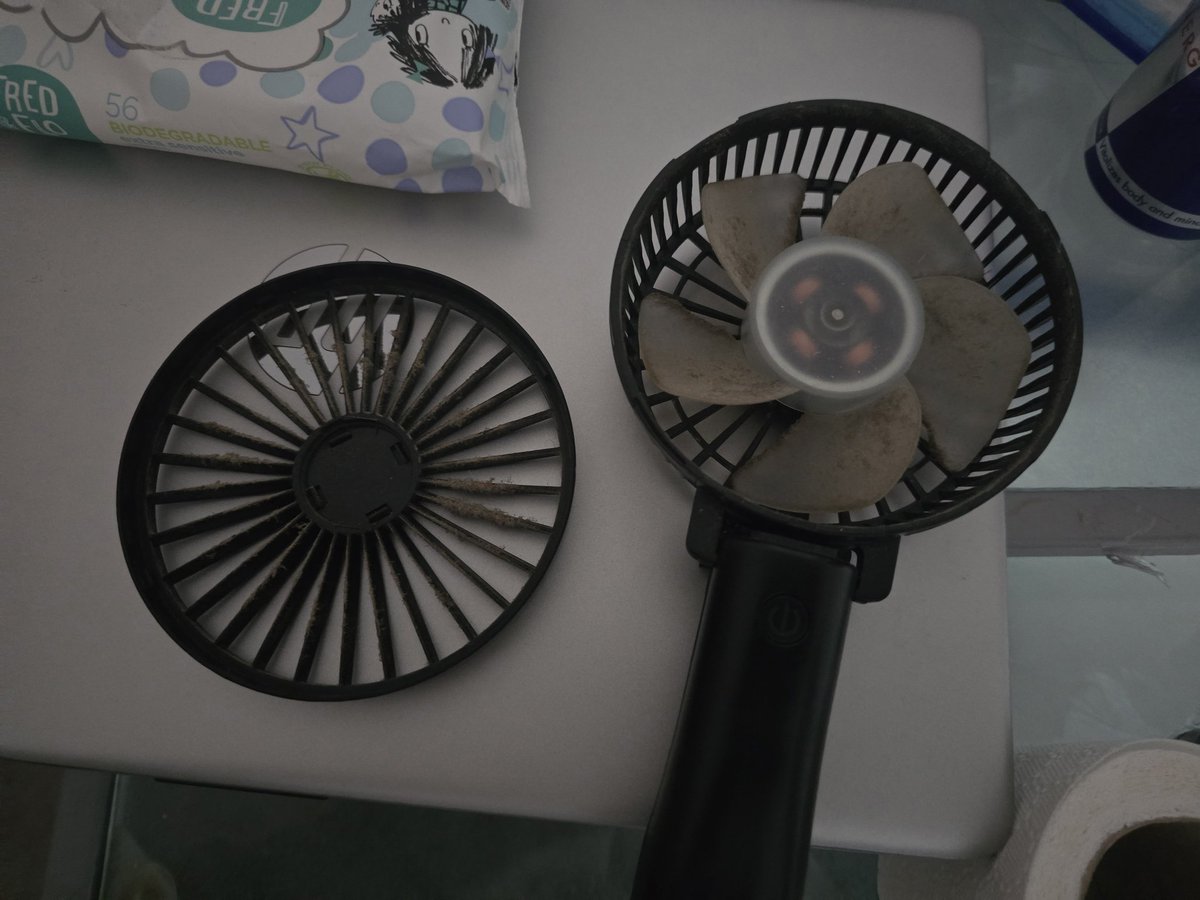deepseaxphoenix's tweet photo. i had the exact same fan for longer than my brother and it wasnt dusty like THIS?? (i lost my own fan hence all this) anyways i #cleaned that shit!! https://t.co/oZHw38y0ew
