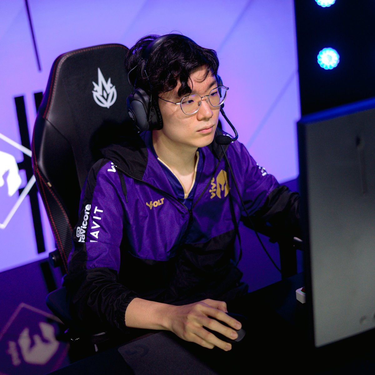 maisesportsbr's tweet photo. 🎙️ VKS SeeEl comentou sobre o motivo de Wizer ter jogado nas duas primeiras partidas:

“O Wizer treinou com a gente durante a maior parte da temporada. E ele queria jogar, realmente queria jogar. Então demos essa oportunidade a ele e confiamos nele. 

Infelizmente, não conseguimos vencer aquelas partidas e, chegando nos últimos jogos, precisei pensar um pouco na atmosfera da equipe, por isso acabamos fazendo a mudança. 

Mas, como eu disse, ele treinou o ano inteiro com a gente e, pessoalmente, acho que a rota superior teve muito pouco impacto na série.”