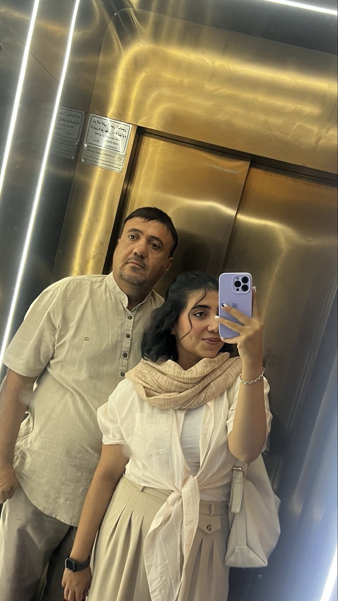 mahdeuns's tweet photo. بابای منم حیف بود…
یه پسر بچه‌ی تنها اومد تهران جوری زندگیشو ساخت و در کنارش انقدر به ضعیف‌تر ها کمک کرد که توی مراسم ختمش پر شده بود از آدمایی که بهم میگفتن «بابای تو زندگی منو نجات داد، هرچی دارم از بابات دارم»
چجوری انقدر آدم بزرگی بودی بابا؟ کاش بتونم یکم مثل تو باشم… https://t.co/URncDjbGcR