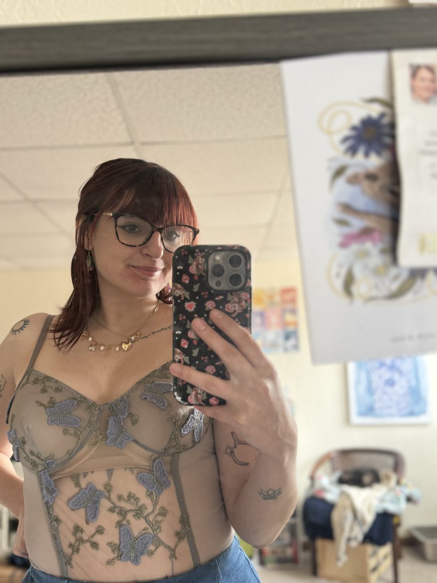 flowersinskylar's tweet photo. making my debut as a merch girl / band wife tonight https://t.co/eiBt4yH9Cu