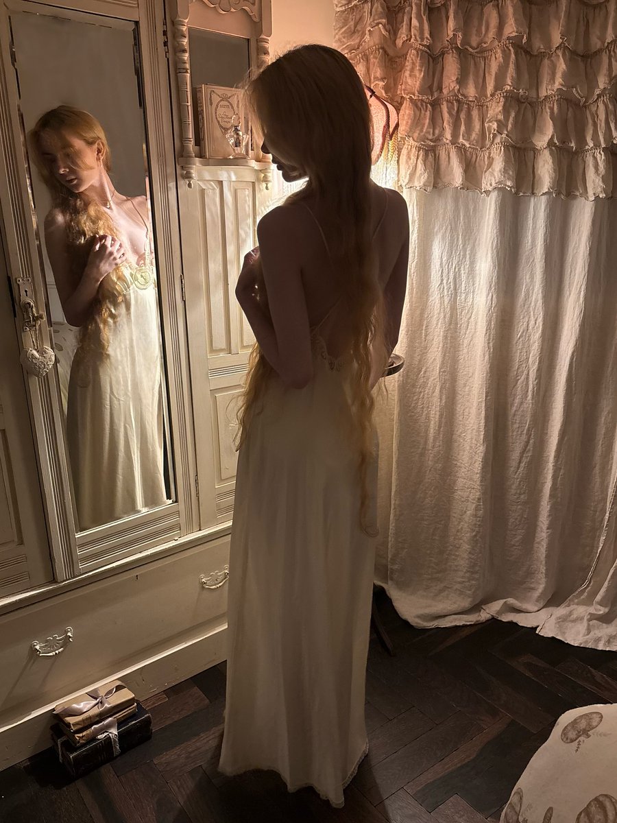 Lisa_8551's tweet photo. After taking a shower and changing into a dress, I zone out for a while. https://t.co/QBa4S0raqC