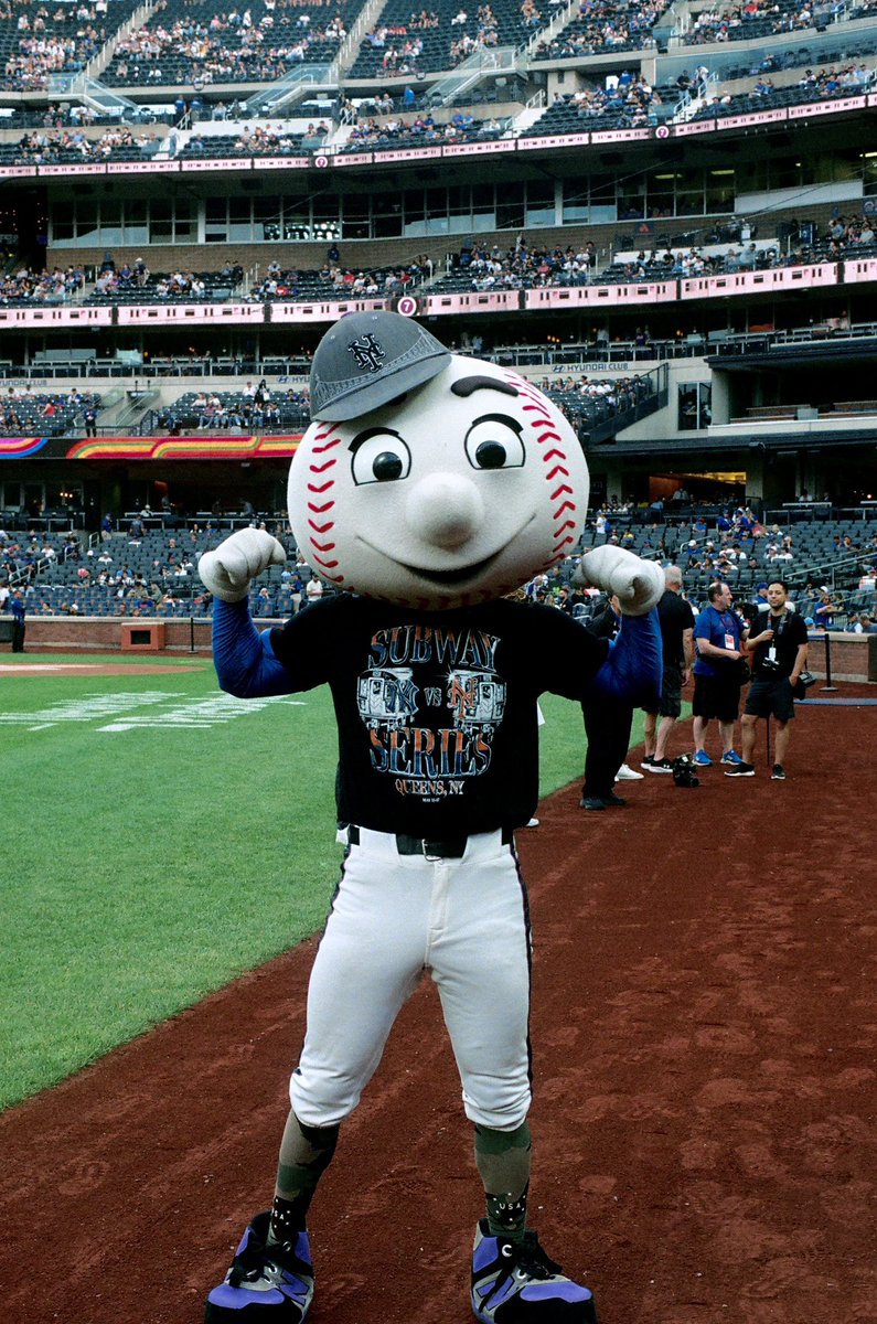 Mr. Met tweet media