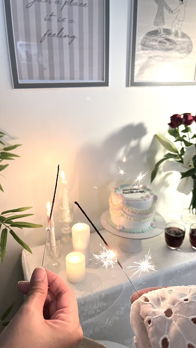 wrood900's tweet photo. 🎂𝐈𝐭’𝐬 𝐌𝐲 𝐁𝐢𝐫𝐭𝐡𝐝𝐚y
أهلاً بـ يوم ميلادي ..

ها قد عاد يوم ميلادي مجددًا وكُلّي رجاء أن لا يمرّ العمر دون أن أكن ذات أثرٍ طيّب، ويدٌ معطاءة، وقلبٍ شكور
ومن باب:قد ينال المرءُ بدعاءِ أخيه ما لا يُدركه بدعائه لنفسِه؛ حفوّني بدعواتكم الصادقة🤍 https://t.co/vfjwHRCqtO