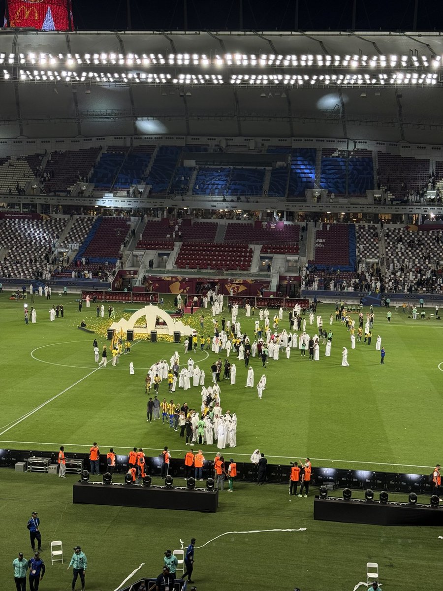 gharafa79's tweet photo. ما اجمل استاد خليفه وهو يتزين باللون الاصفر والازرق 💛💙 https://t.co/UF7sZii5R7