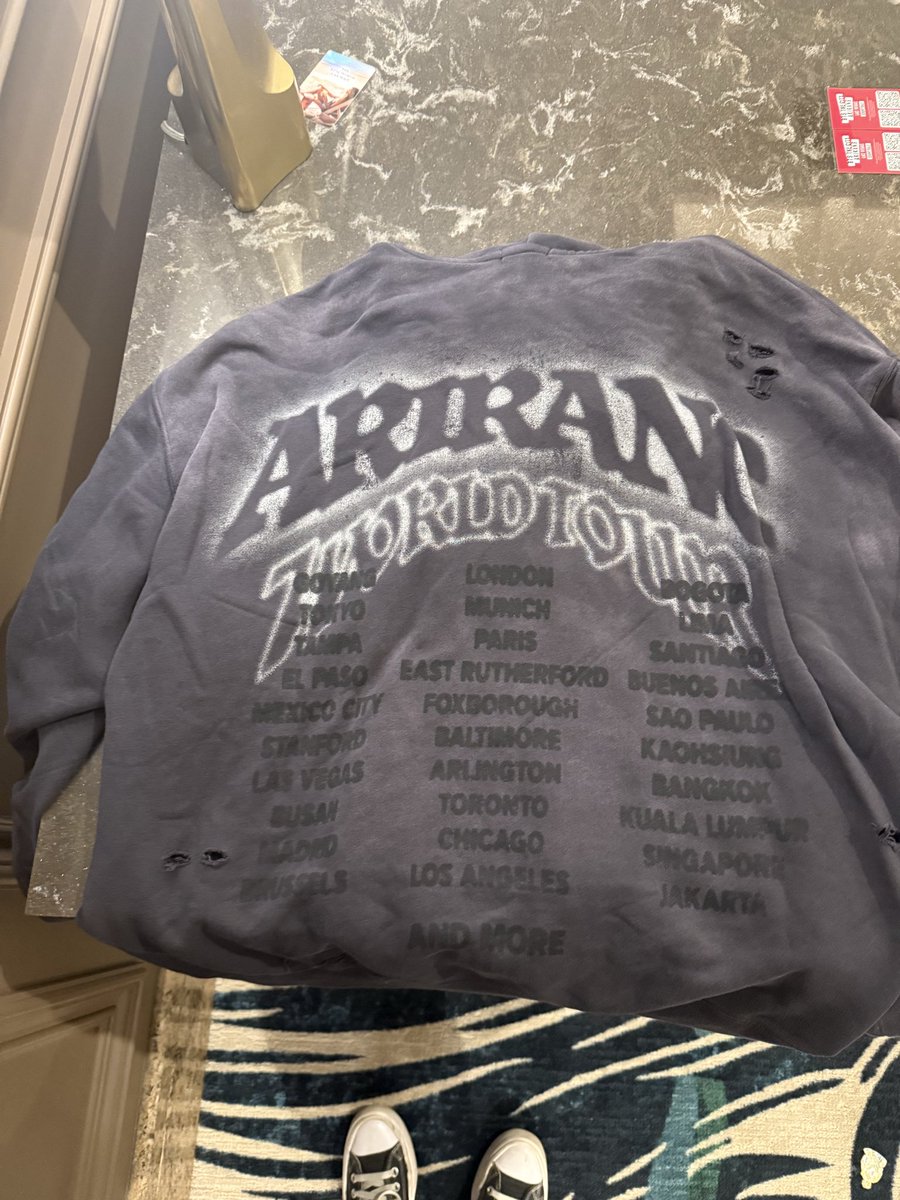 boywthiuv's tweet photo. does anyone wanna buy the arirang tour hoodie for face value, $ 150? it’s in the size XL and my dumbass bought 2. im at the weverse merch pick up area rn! https://t.co/VBVmxdO5XP