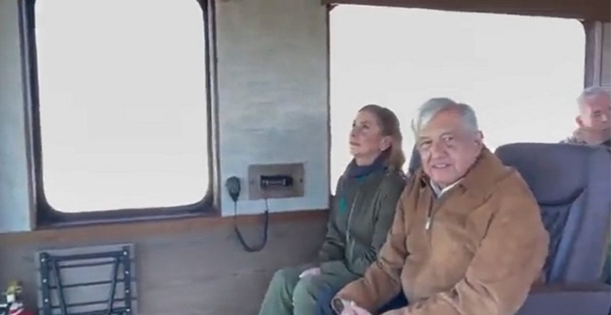 as0sa's tweet photo. @eduardotrelles Para montajes, los este pndjo, 🤣 🤣 🤣 🤣 🤣 🤣 🤣 
Amlo el Rey de los montajes 😂 😂 😂 😂  la cara de pndjo qué puso cuando le fallaron las pantallas 🤣 🤣 🤣 🤣 🤣 https://t.co/OOudOXhtyN