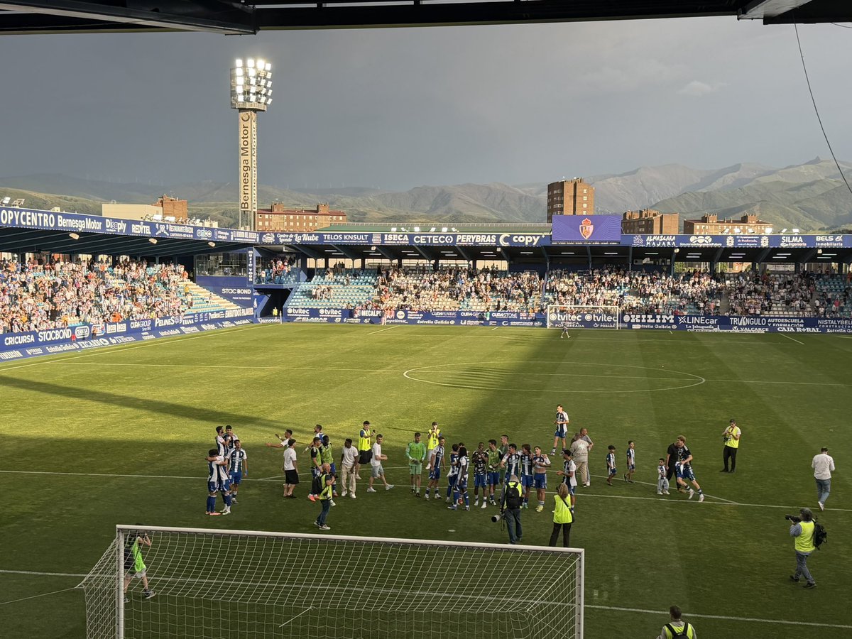 ImpactoBlanquia's tweet photo. ¿Aplauso al fondo?
¿Ahora?
Nos distes la espalda desde Noviembre ¿ ahora que es lo que buscáis en el fondo norte?
Aquí solo estamos por el escudo y las barras blanquiazules.
Vosotros llegáis y fuera.
Hacer vuestro trabajo y para casa . https://t.co/M35T2tguU9