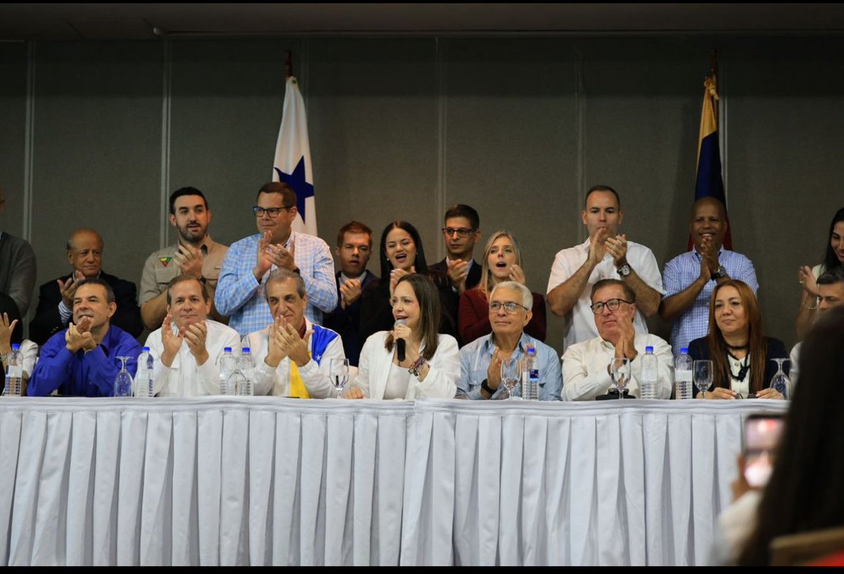 CesarPerezVivas's tweet photo. 🇻🇪 La prevalencia de nuestra unidad de propósito es la única fuerza capaz de guiarnos rumbo a un objetivo irrenunciable. Poner fin, de una vez por todas a la barbarie roja. Esa dictadura criminal que ha sometido a la miseria, al dolor y a la pobreza a nuestra amada Venezuela.

El momento político actual no admite medias tintas. Nos obligacon carácter de máxima urgencia, a enfocarnos en el proceso presidencial. Esta es la prioridad; el proceso que permitirá el renacer de vuestra nación. Y lo hará de la mano de una mujer valiente, nuestra líder y amiga @MariaCorinaYA

A la cúpula roja y a sus cómplices internacionales les decimos una cosa: No nos vamos a detener. Estamos firmes y vamos juntos hasta el final. #23Mayo