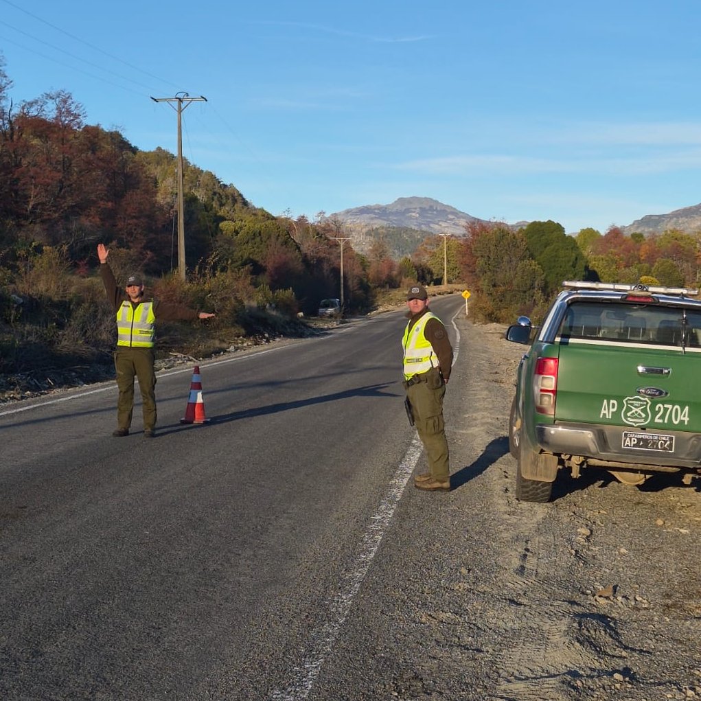 Carab_Aysen's tweet photo. Carabineros Retén #LagoVerde (F) realiza controles vehiculares en Ruta X-13 e ingreso al país por paso Las Pampas.
✅Conduce atento a las condiciones del tránsito
✅Precaución con hielo en la ruta
✅Verifica el estado del vehículo y documentación
✅Velocidad razonable y prudente. https://t.co/9izRcfSO04