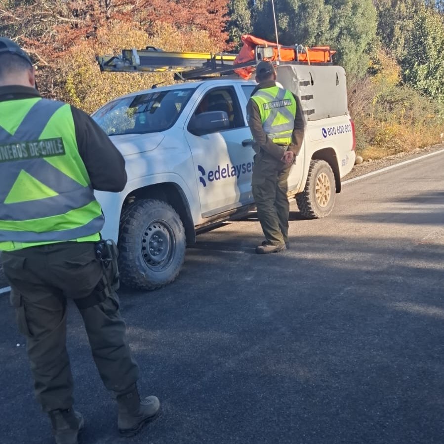 Carab_Aysen's tweet photo. Carabineros Retén #LagoVerde (F) realiza controles vehiculares en Ruta X-13 e ingreso al país por paso Las Pampas.
✅Conduce atento a las condiciones del tránsito
✅Precaución con hielo en la ruta
✅Verifica el estado del vehículo y documentación
✅Velocidad razonable y prudente. https://t.co/9izRcfSO04