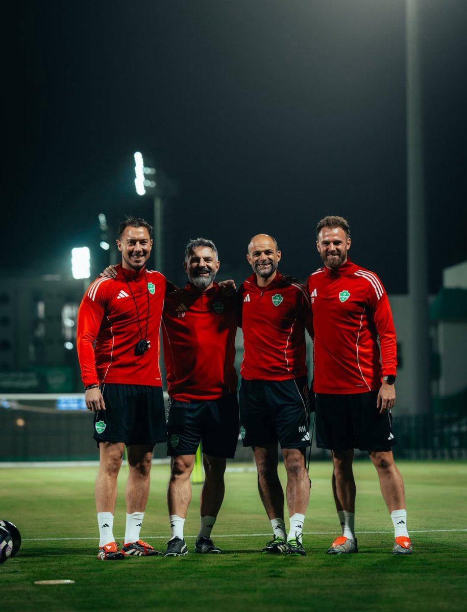 Rayanthobaiti's tweet photo. بسم الله الرحمن الرحيم .. اليوم الثامن عشر

@HawsawiOsama @MjdBmf @FlorensKoch @AlexanderHause9 @eyanova @ALAHLI_FC

هل شفتوا ماتياس يايسله زعل من التعاقد مع مساعده الجديد الي جاء في الشتوية ؟ اساسا مين ذا المدرب الي بيزعل من التطور او اضافة جانب فني جديد له ولطاقمه 

لذلك .. هذا الطاقم ناقصه زافير زيمبرود وحتى لو جاء بيعتبر طاقمه قليل اصلا لكن شيء احسن من لا شيء .. زافير زيمبرود القطعه الناقصه في طاقم الاهلي الفني كملوها 💚😓

Have you seen Matthias Jaissle get upset about the appointment of the new assistant coach who joined in the winter? What coach would actually be bothered by development or by adding a new tactical aspect to himself and his staff?

That’s why this coaching staff is still missing Xaver Zembrod. Even if he joins and the staff is still considered small, it’s still far better than nothing. Xaver Zembrod is the missing piece in Al Ahli’s technical staff …  complete it